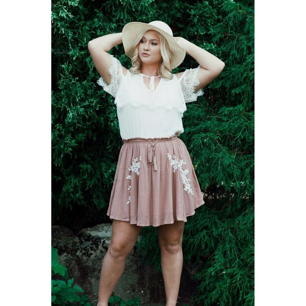 Blush skirt with white floral appliqué - Picture 2 of 2